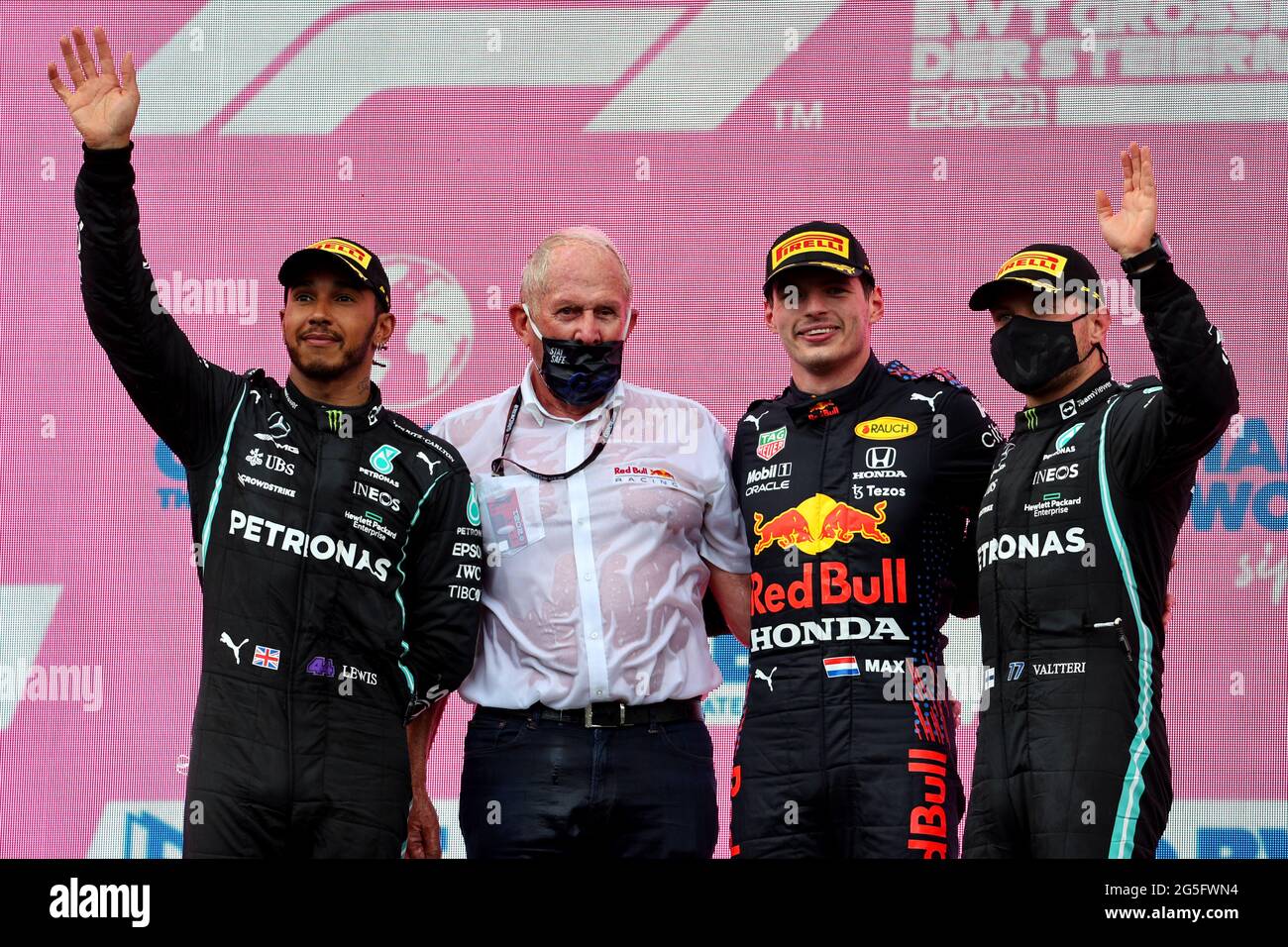 Spielberg, Austria. 27 Giugno 2021. Il podio (da L a R): Lewis Hamilton (GBR) Mercedes AMG F1, secondo; Dr Helmut Marko (AUT) Consulente Red Bull Motorsport; Max Verstappen (NLD) Red Bull Racing, vincitore di gara; Valtteri Bottas (fin) Mercedes AMG F1, terzo. 27.06.2021. Campionato del mondo Formula 1, Rd 8, Gran Premio di Steiermark, Spielberg, Austria, Giorno della gara. Il credito fotografico dovrebbe essere: XPB/immagini dell'associazione stampa. Credit: XPB Images Ltd/Alamy Live News Foto Stock