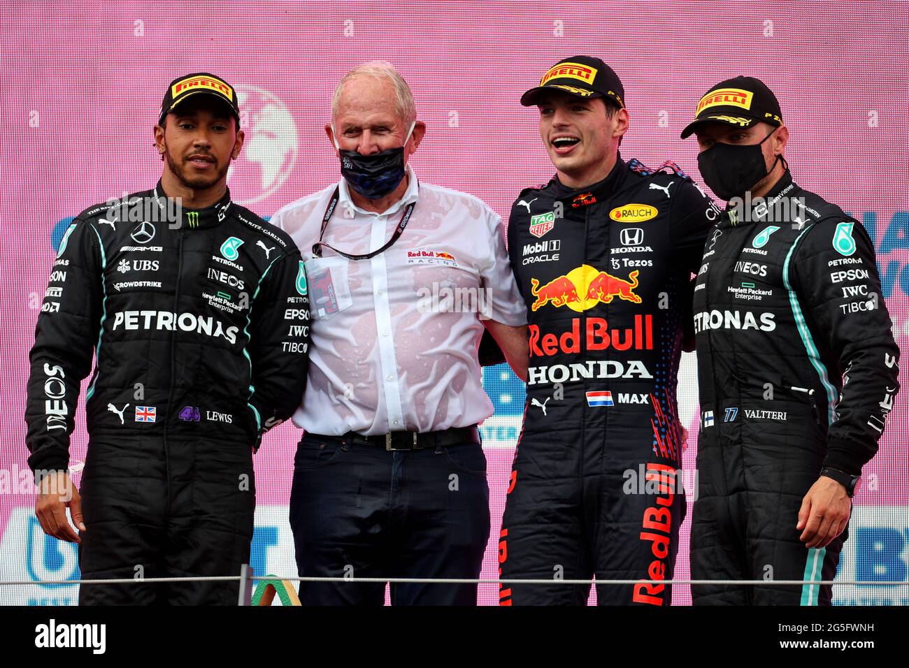 Spielberg, Austria. 27 Giugno 2021. Il podio (da L a R): Lewis Hamilton (GBR) Mercedes AMG F1, secondo; Dr Helmut Marko (AUT) Consulente Red Bull Motorsport; Max Verstappen (NLD) Red Bull Racing, vincitore di gara; Valtteri Bottas (fin) Mercedes AMG F1, terzo. 27.06.2021. Campionato del mondo Formula 1, Rd 8, Gran Premio di Steiermark, Spielberg, Austria, Giorno della gara. Il credito fotografico dovrebbe essere: XPB/immagini dell'associazione stampa. Credit: XPB Images Ltd/Alamy Live News Foto Stock