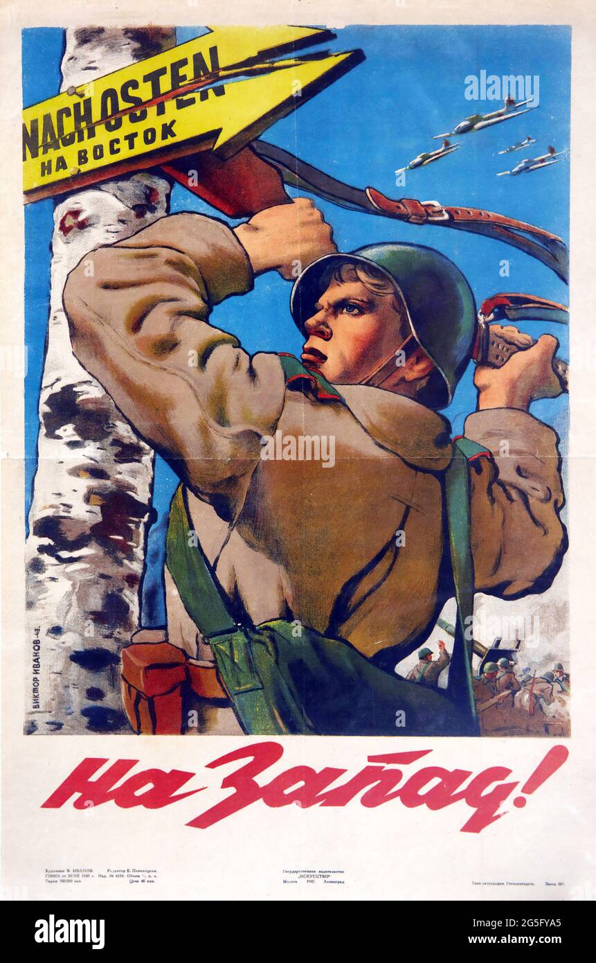 Poster di propaganda sovietica d'epoca della seconda guerra mondiale che raffigura un soldato che usa la sua pistola a fucile per abbattere un segno di freccia – URSS seconda guerra mondiale – manifesto del soldato sovietico Foto Stock