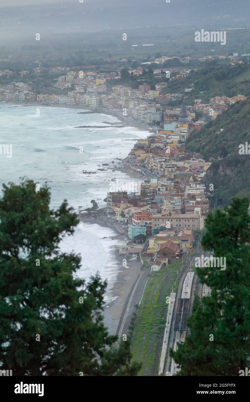 GIARDINI NAXOS, SICILIA, ITALIA - 5 OTTOBRE 2018 : Vista dei Giardini Naxos visti da Taormina. Foto Stock