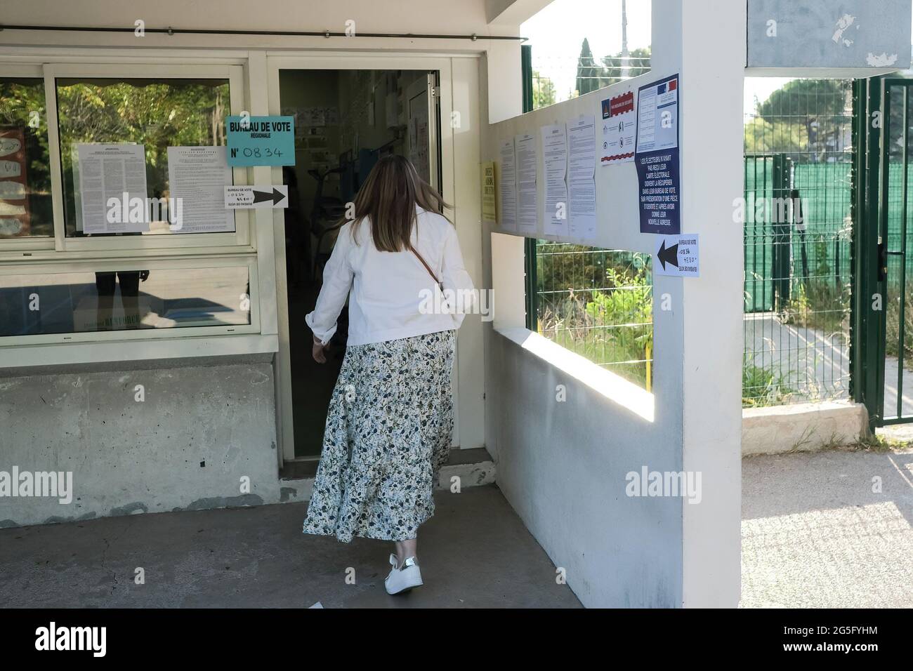 Una donna arriva a una stazione di polling. Gli elettori sono chiamati alle urne per il secondo turno delle elezioni regionali e dipartimentali (Foto di Laurent Coust / SOPA Images/Sipa USA) Foto Stock