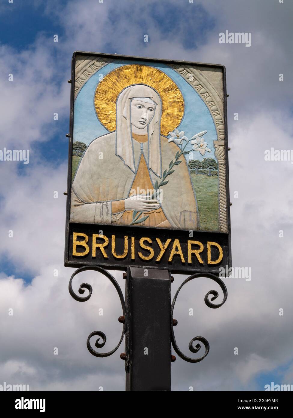 Cartello del villaggio contro un cielo coperto di nuvole chiare e blu chiaro, per Bruisyard, Suffolk, Regno Unito Foto Stock