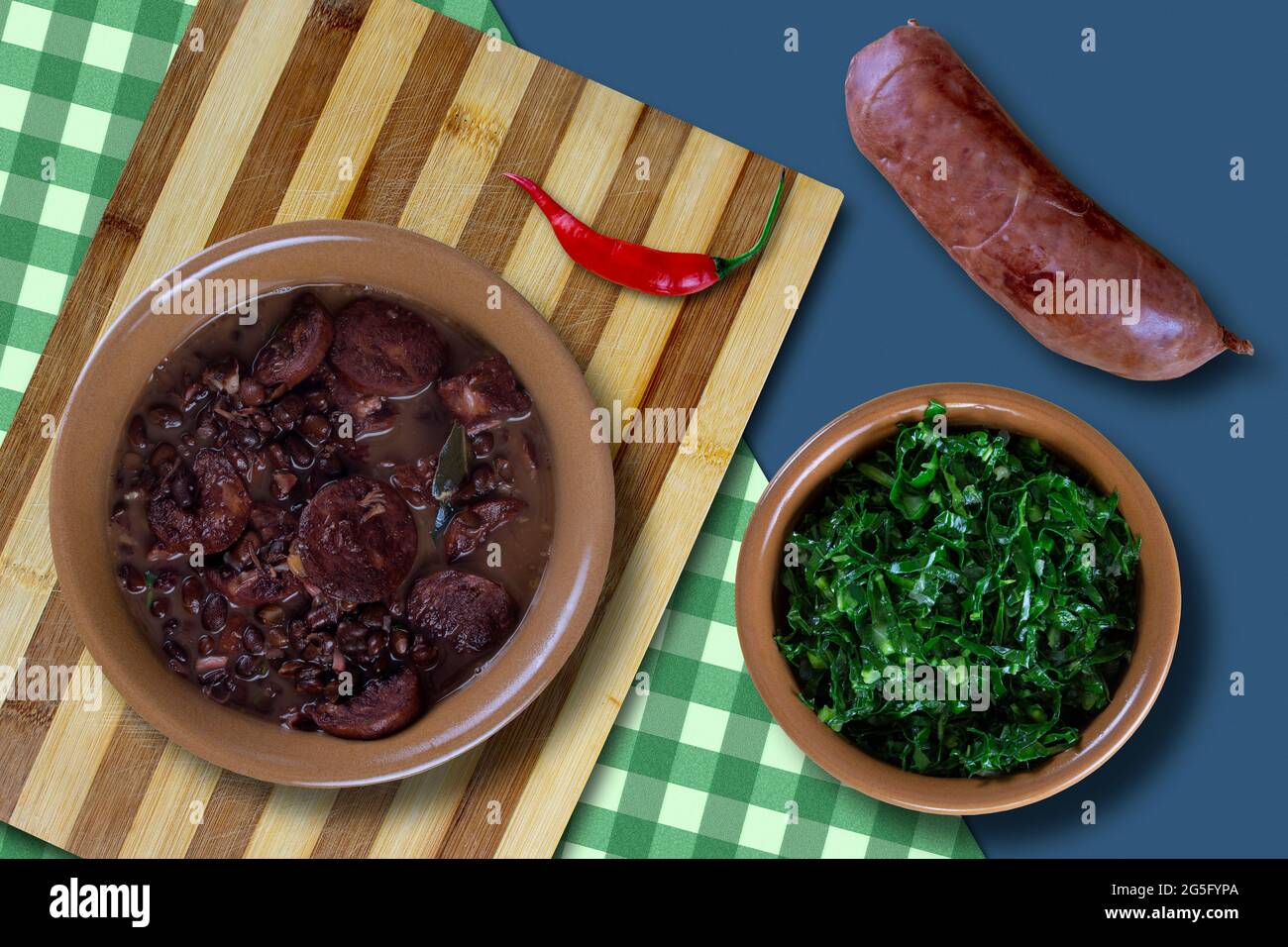Feijoada completa di vari ingredienti gustosi, piatti tipici brasiliani. Fotografia da studio. Foto Stock