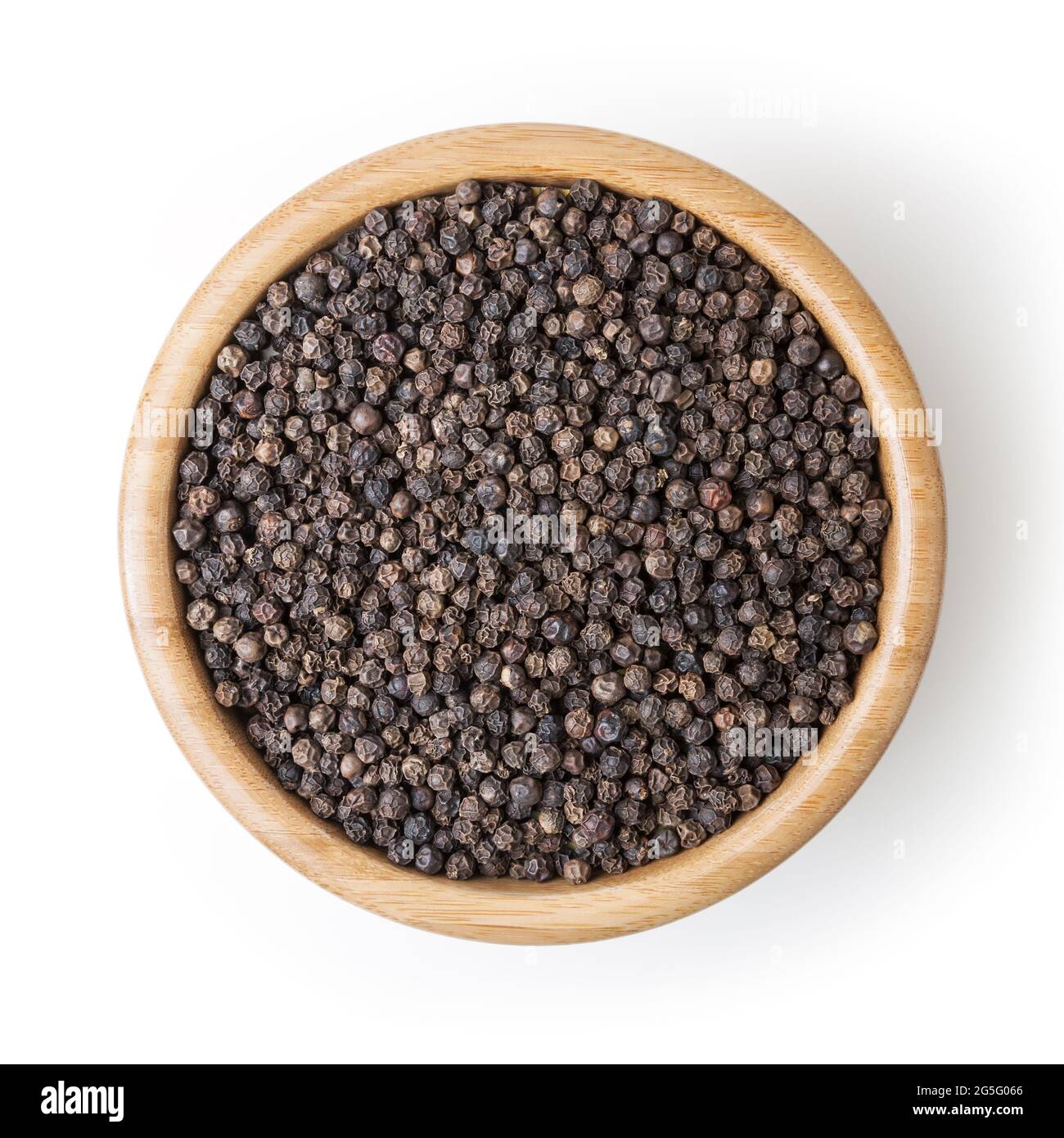 Pepe nero in ciotola di legno isolato su sfondo bianco con percorso di ritaglio Foto Stock