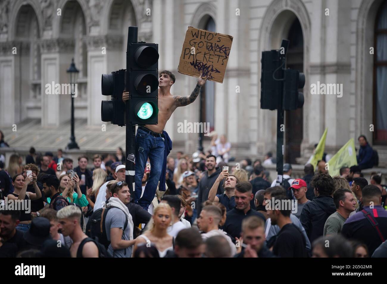 Persone nel centro di Londra, durante una marcia FreedomToDance organizzata da Save Our Scene, in protesta della percezione del disprezzo da parte del governo per l'industria della musica dal vivo durante la pandemia del coronavirus. Data immagine: Domenica 27 giugno 2021. Foto Stock