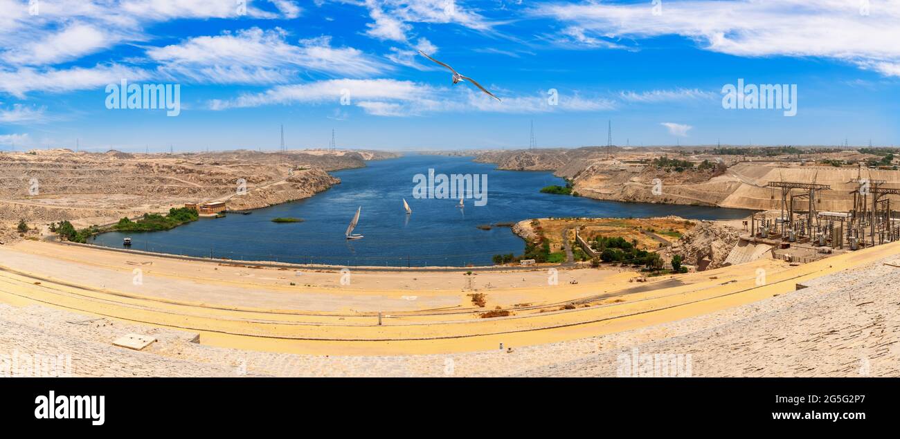 Assuan High Dam bellissimo panorama di giorno soleggiato, Egitto Foto Stock