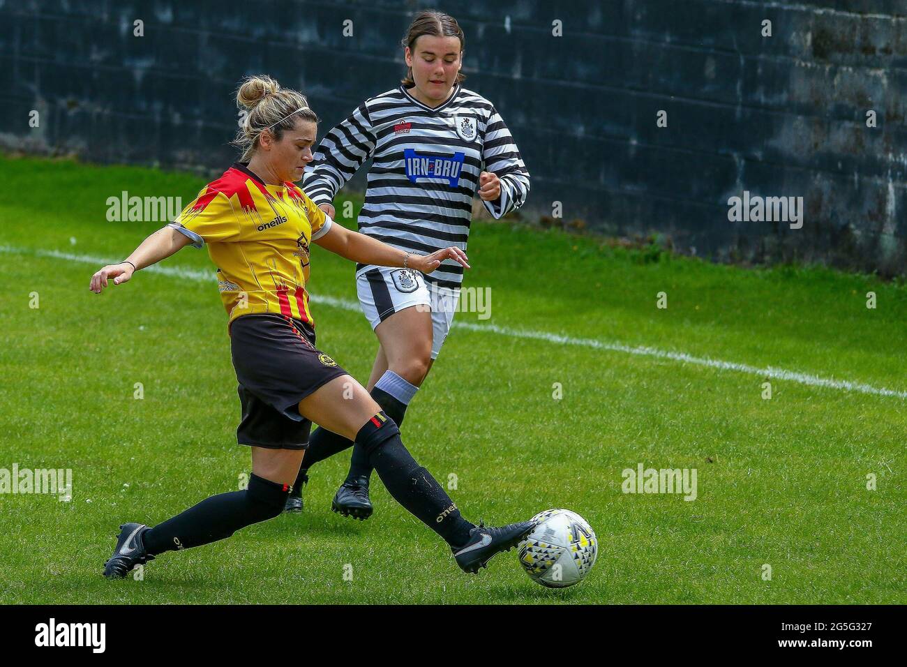 Glasgow, Regno Unito. 27 Giugno 2021. Azione durante la Scottish Building Society Scottish Women's Premier League 2 Partick Thistle Womens FC vs Queens Park Ladies FC, Lochburn Park, Maryhill, Glasgow, 27/06/2021| Credit Colin Poultney | www.Alamy.co.uk Credit: Colin Poultney/Alamy Live News Foto Stock