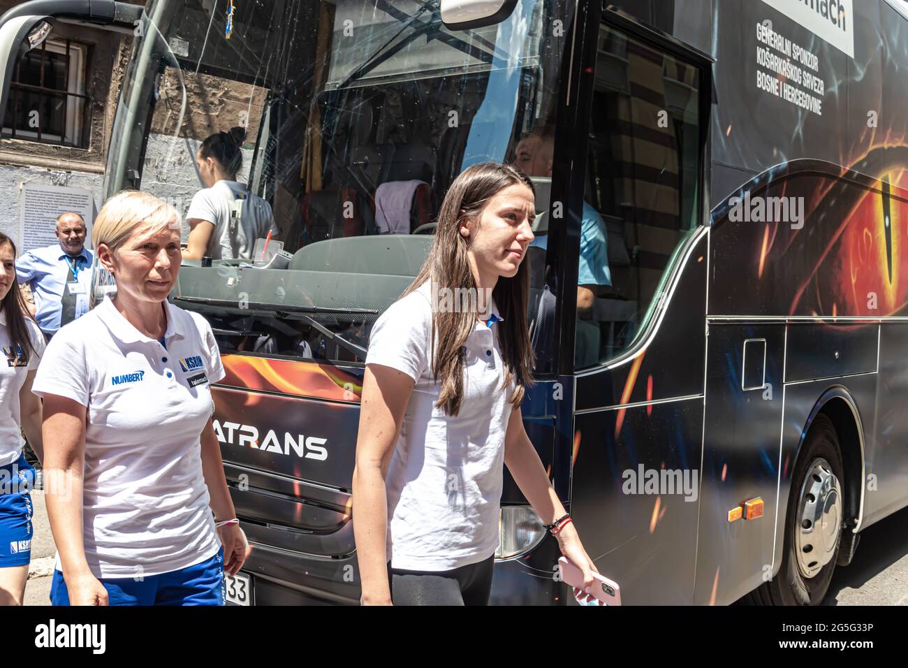 La squadra di pallacanestro femminile BH scende dall'autobus e arriva al municipio Foto Stock