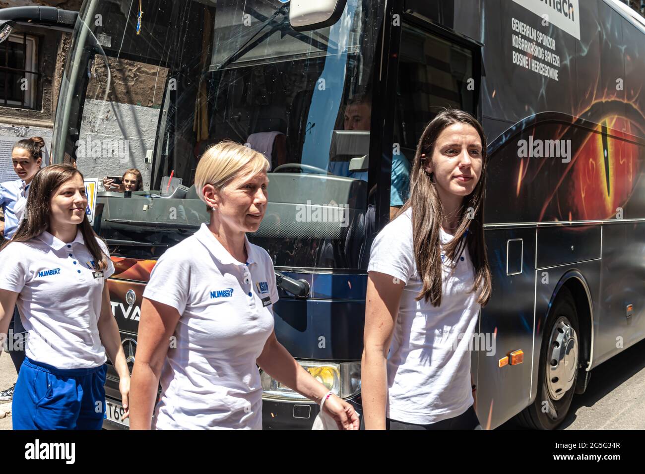 La squadra di pallacanestro femminile BH scende dall'autobus e arriva al municipio Foto Stock