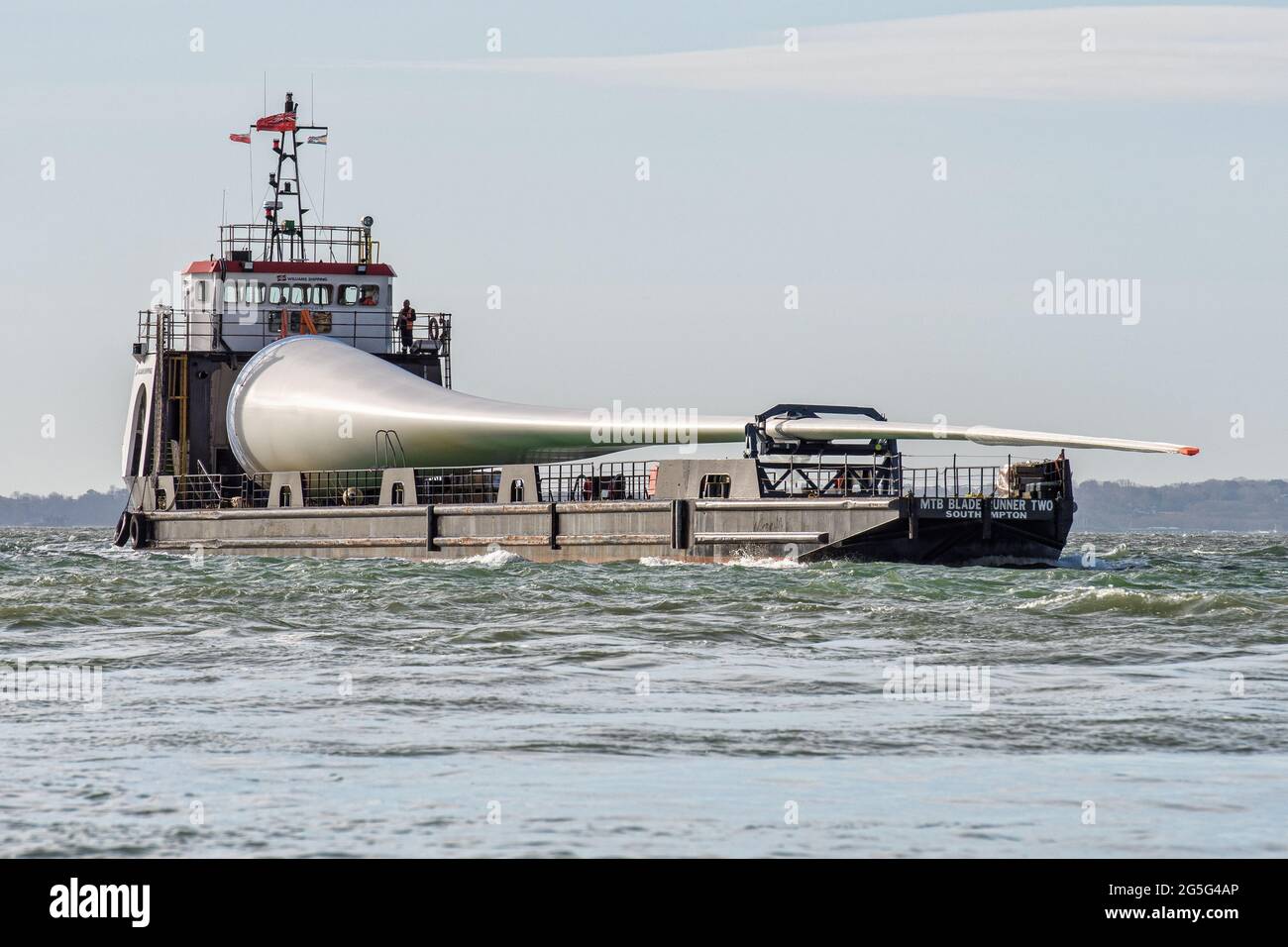 MTB Blade Runner Two fornisce pale per turbine eoliche prodotte localmente a Portsmouth per la spedizione verso gli impianti eolici più lontani - Marzo 20 Foto Stock