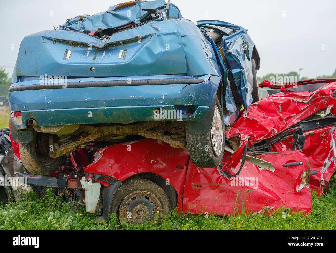 i resti schiacciati di una macchina dopo che un carro armato dell'esercito ha volutamente guidato su di essa lasciando solo metallo di scarto Foto Stock