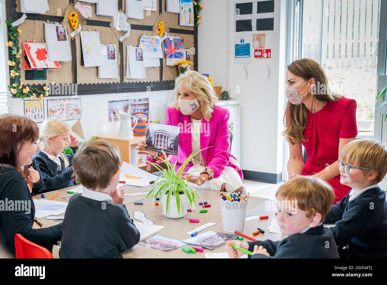 La First Lady Jill Biden degli Stati Uniti e Catherine, la Duchessa di Cambridge, visitano un'aula alla Connor Downs Academy il 11 giugno 2021 a Hayle, Cornovaglia, Regno Unito. Foto Stock
