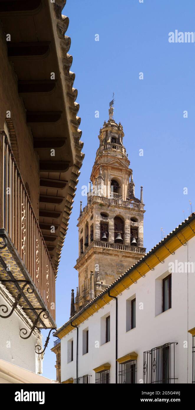 Córdoba, ANDALUSIA, SPAGNA - LUGLIO 19 2018 : il campanile della Cattedrale di Córdoba. Foto Stock