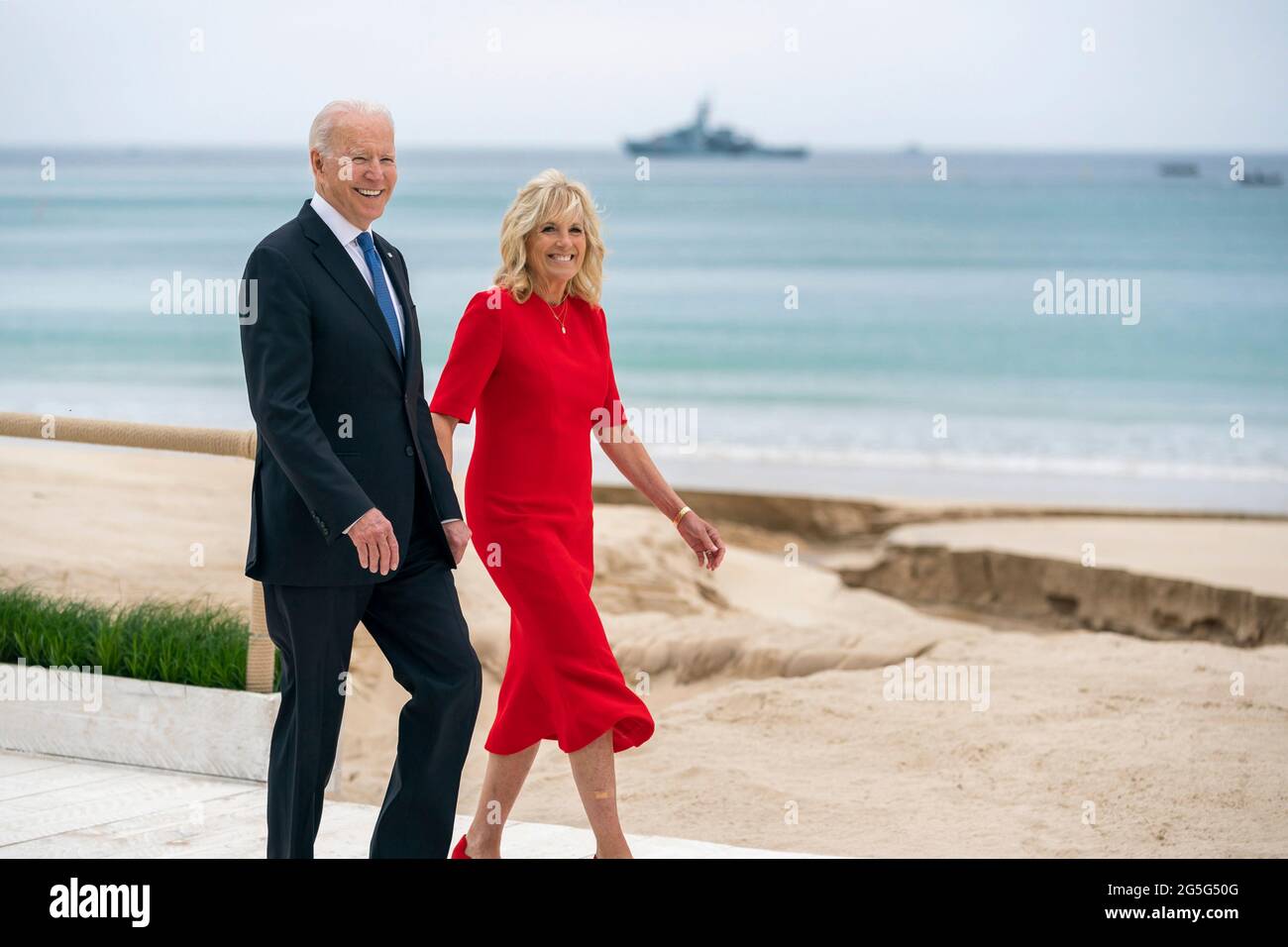 Il presidente degli Stati Uniti Joe Biden e First Lady Jill Biden camminano lungo la spiaggia presso il Carbis Bay Hotel and Estate per la cerimonia di benvenuto del G7 11 giugno 2021 a St. Ives, Cornovaglia, Regno Unito. Foto Stock