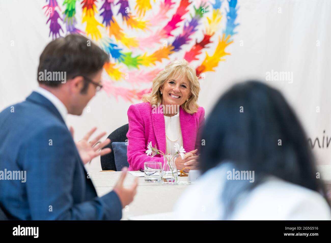 La First Lady Jill Biden degli Stati Uniti partecipa a una tavola rotonda sull'educazione alla Connor Downs Academy il 11 giugno 2021 a Hayle, Cornovaglia, Regno Unito. Foto Stock