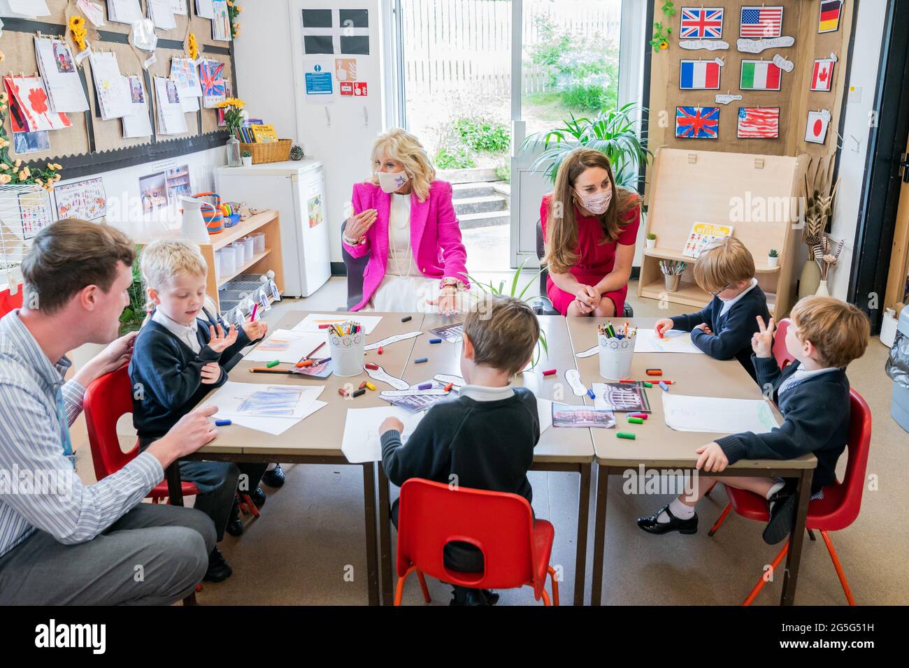 La First Lady Jill Biden degli Stati Uniti e Catherine, la Duchessa di Cambridge, visitano un'aula alla Connor Downs Academy il 11 giugno 2021 a Hayle, Cornovaglia, Regno Unito. Foto Stock