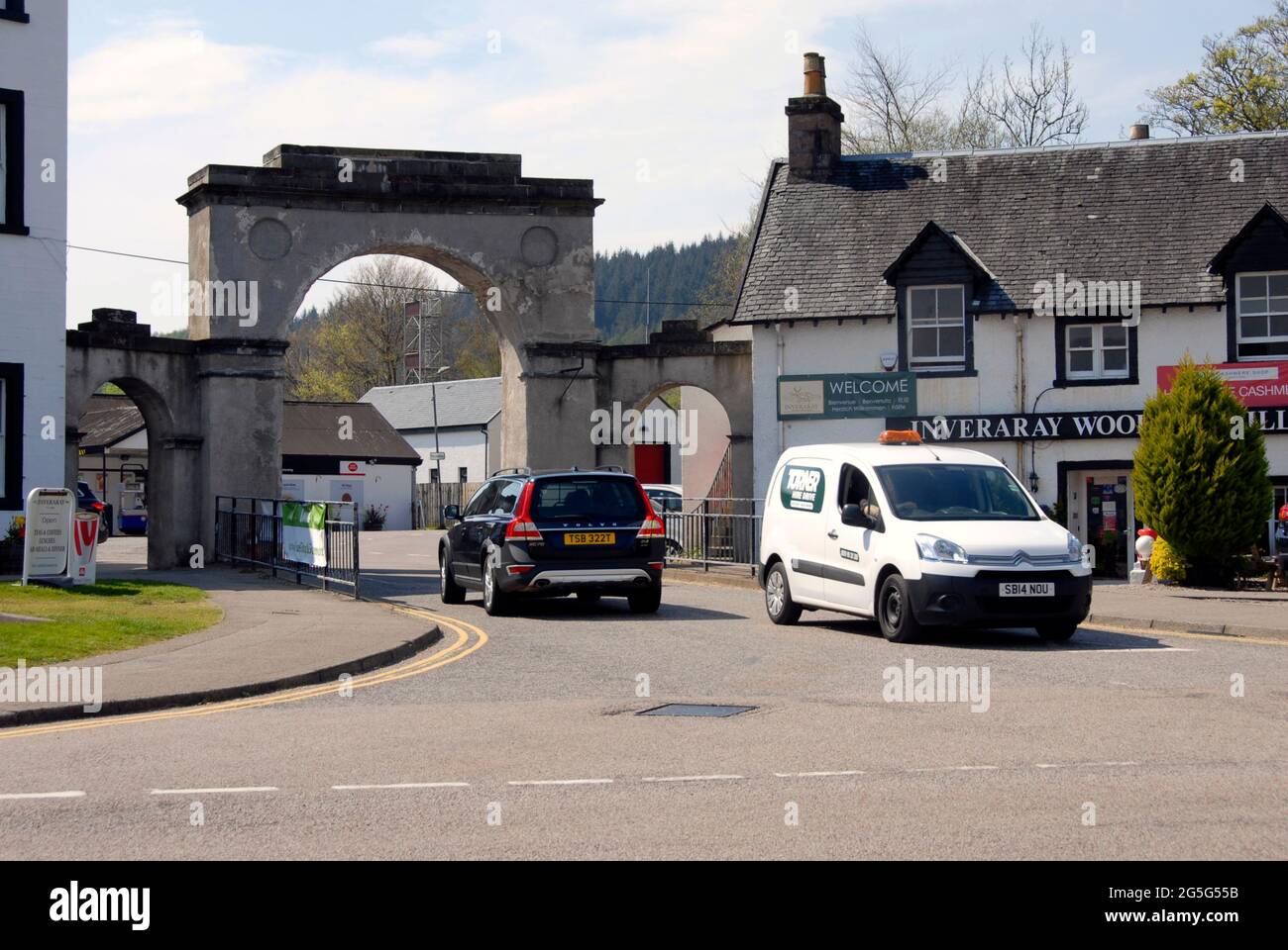 Veicoli che passano attraverso il vecchio arco restrittivo sulla strada, Inveraray, Argyll & Bute, Scozia Foto Stock