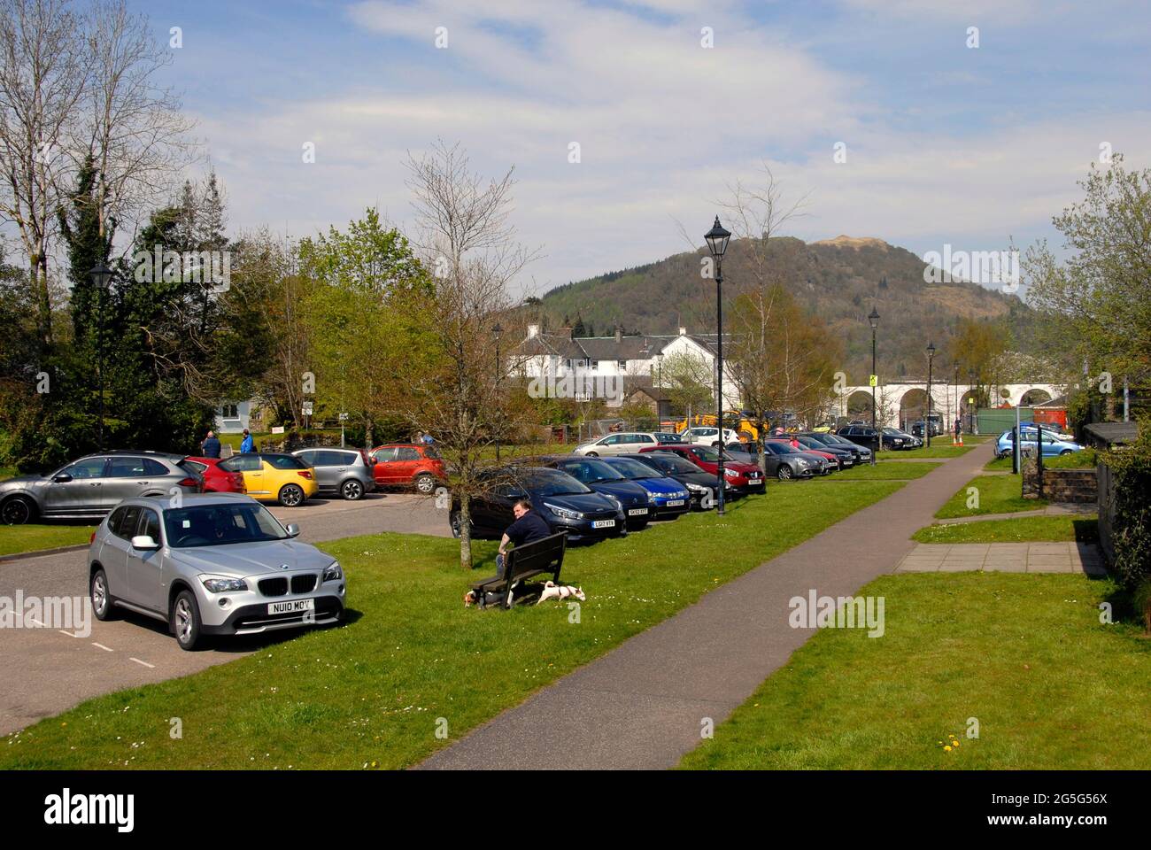 Parcheggio pubblico a Inveraray, Argyll & Bute, Scozia con sentieri e aree erbose Foto Stock