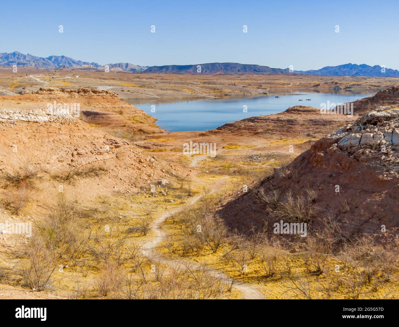 Vista soleggiata del bellissimo paesaggio intorno al lago Mead National Recreation Area in Nevada Foto Stock