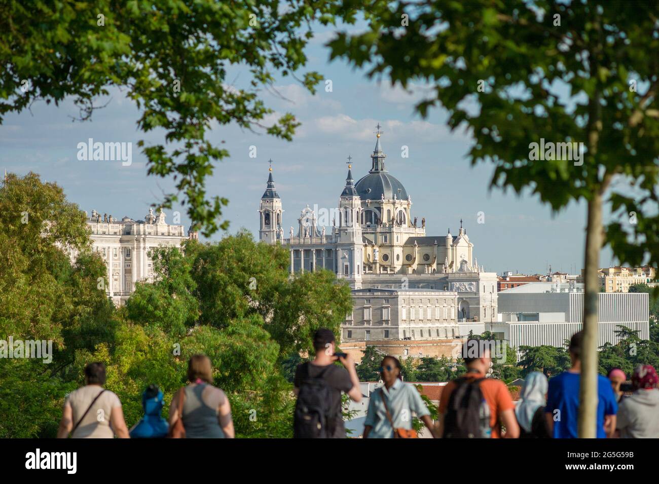 MADRID, SPAGNA - GIUGNO 19 2018 : Vista della Cattedrale dell'Almudena. Foto Stock