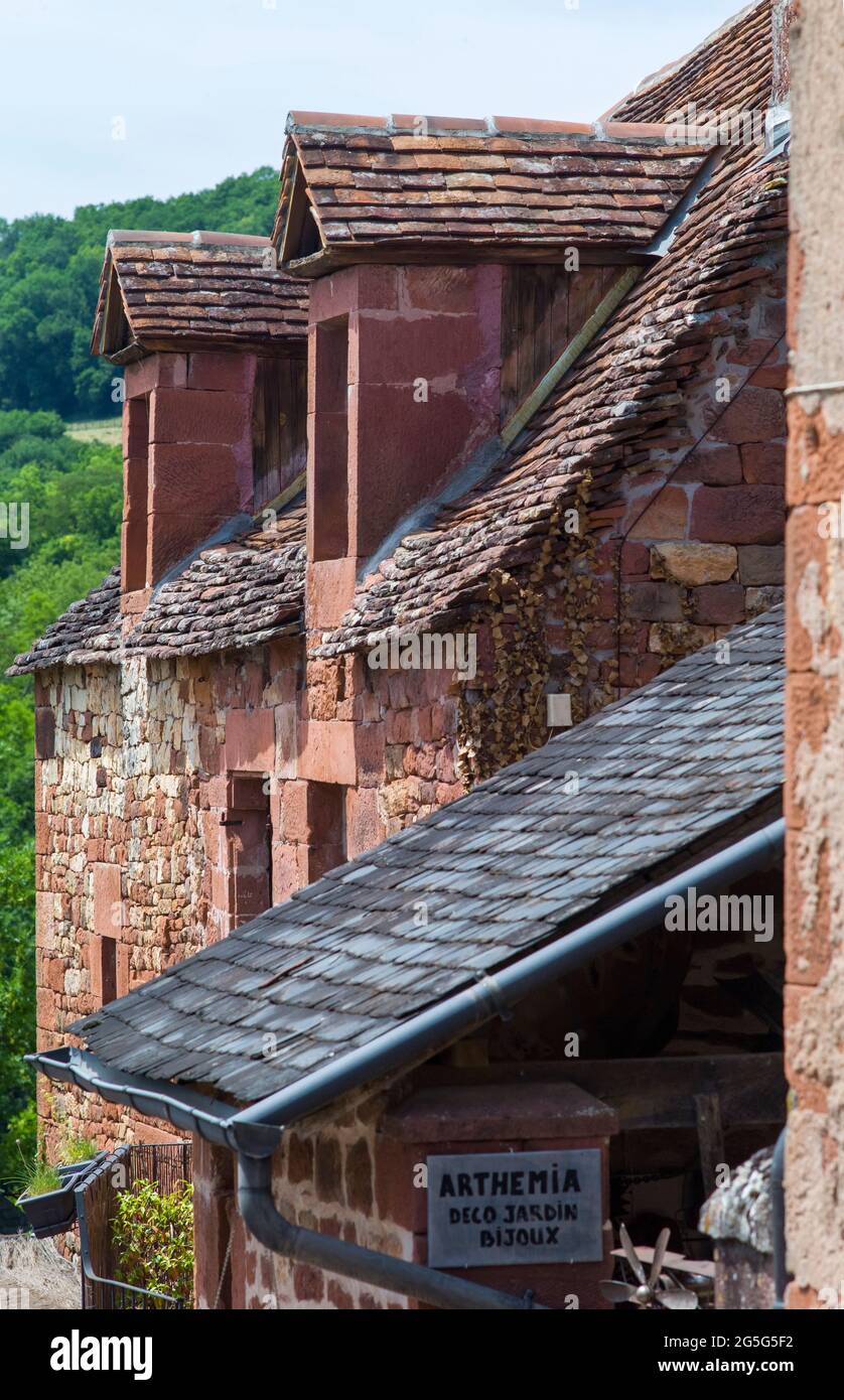 COLLONGES-LA-ROUGE, LIMOUSINE, FRANCIA - GIUGNO 27 2018 : le case rosse tradizionali di Collonges-la-Rouge. Foto Stock