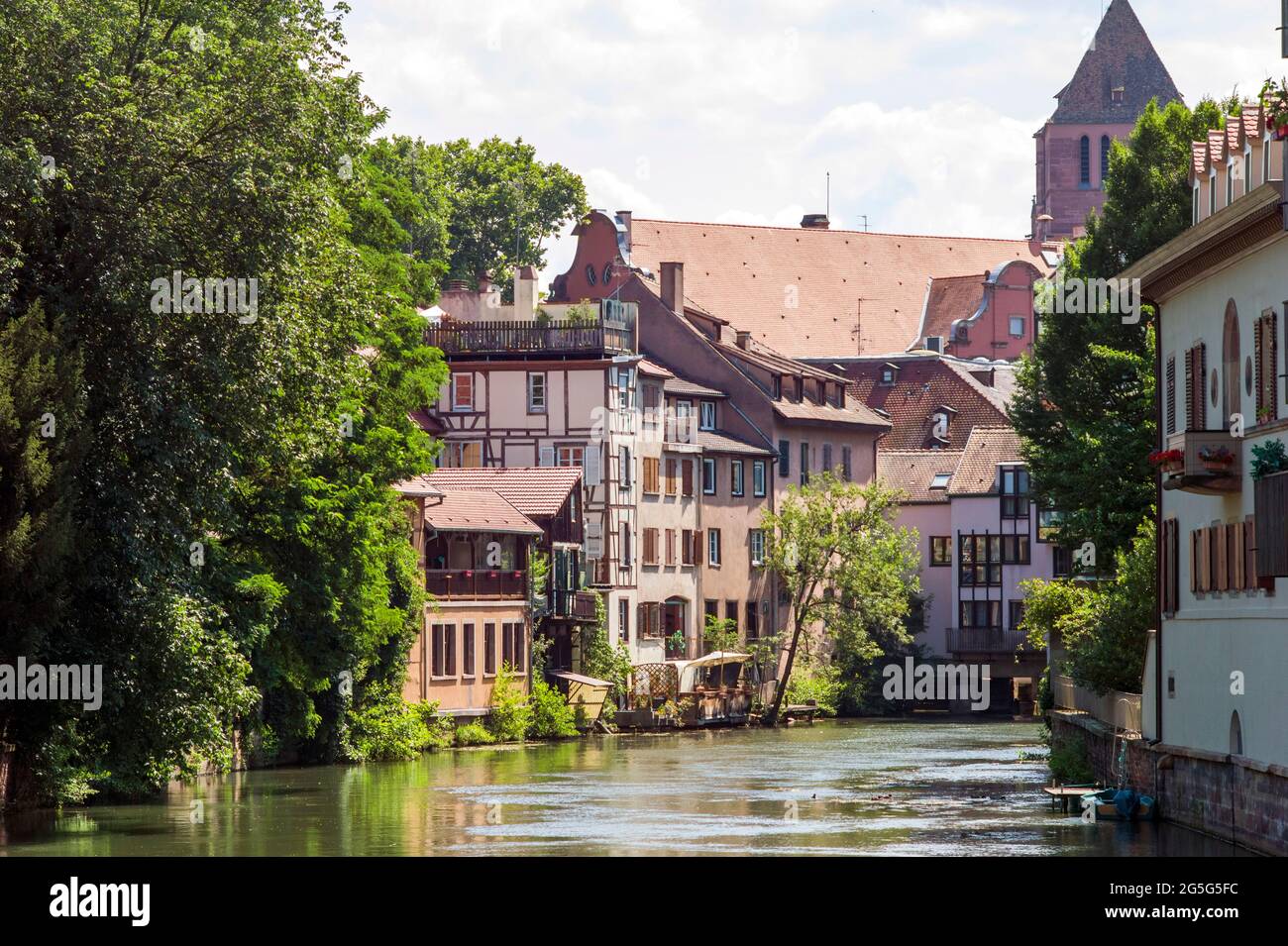 STRASBURGO, ALSAZIA, FRANCIA - GIUGNO 28 2018 : l'Ill River a Strasburgo. Foto Stock