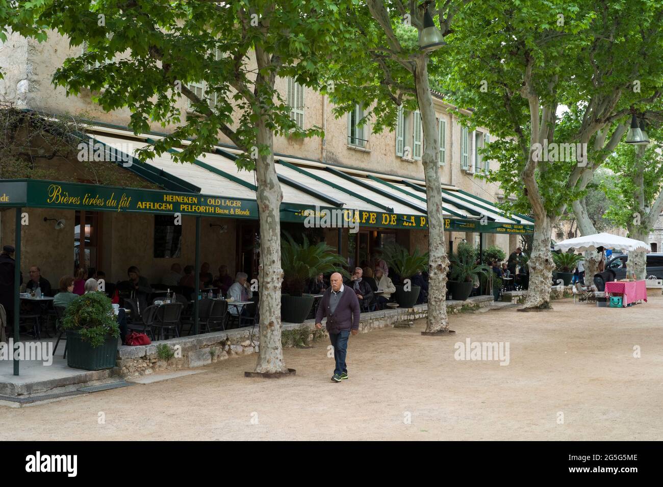 SAINT-PAUL-DE-VENCE, PROVENZA, FRANCIA - 2 MAGGIO 2018 : Café de la Place. Foto Stock