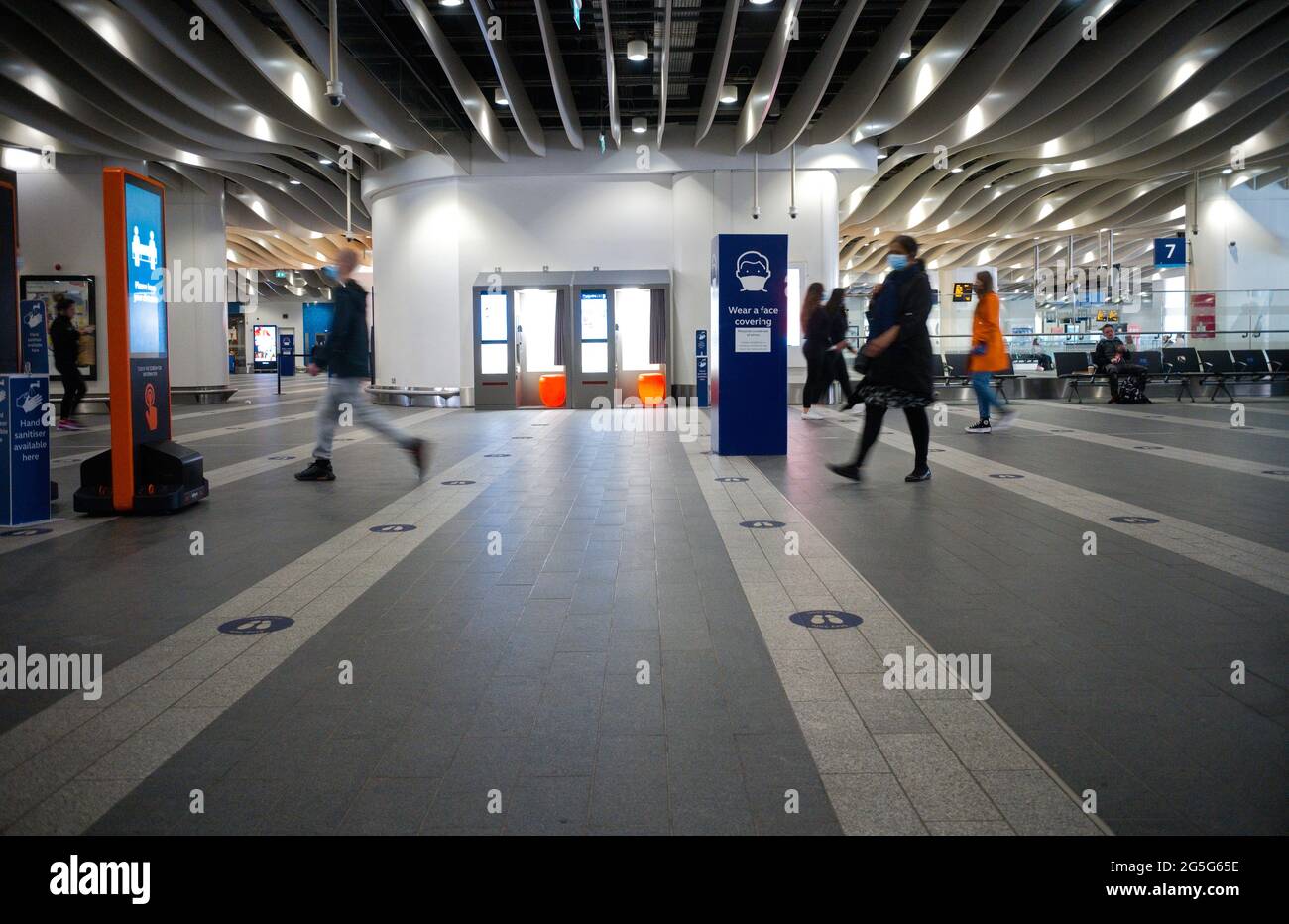 La stazione New Street di Birmingham è in grado di indossare un messaggio che copra il viso e di far passare le persone che lo indossano Foto Stock