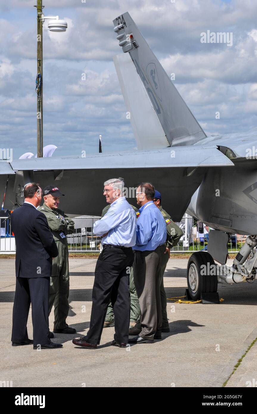 Aerospace Industries Association (AIA) zona di associazione commerciale americana alla fiera di Farnborough International Airshow 2012, UK. Uomini d'affari, F-18 Foto Stock