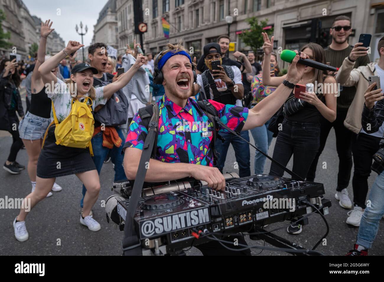 Londra, Regno Unito. 27 giugno 2021. La libertà di ballare marcia. Centinaia di amanti della musica e della danza si riuniscono nei pressi della sede centrale della BBC per protestare e mostrare sostegno alle industrie britanniche per la vita notturna e gli eventi dal vivo mentre il settore lotta per la sopravvivenza di fronte a continue restrizioni. La marcia di protesta di FREEDOMTODANCE è stata organizzata da Save Our Scene UK e LetUsDance. Credit: Guy Corbishley/Alamy Live News Foto Stock