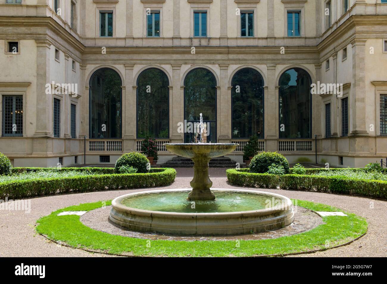 ROMA, ITALIA - APRILE 15 2018 : Giardino di Villa Farnesina. Foto Stock