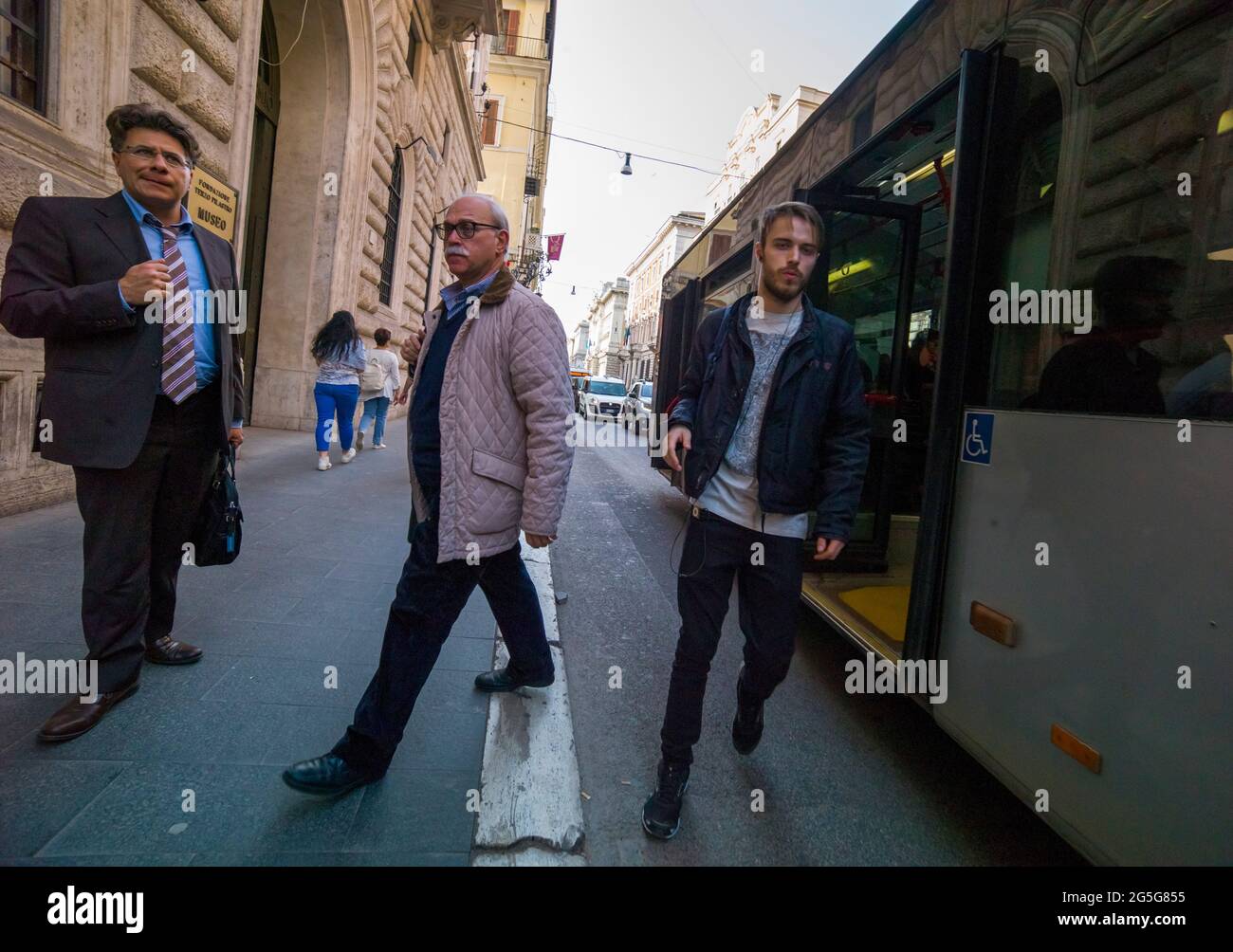 ROMA, ITALIA - APRILE 15 2018 : gli uomini scendano dall'autobus. Foto Stock
