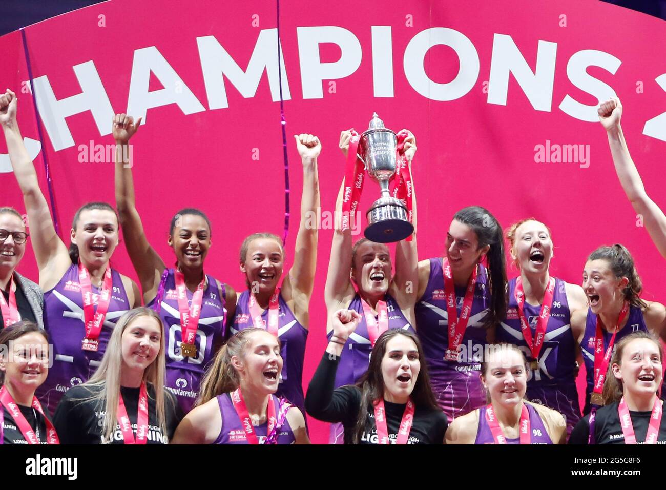 Londra, Regno Unito. 27 Giugno 2021. Copper Box Arena, Queen Elizabeth Olympic Park, Londra, 27 giugno 2021 Vitality Netball Superleague Final Loughborough Lightning vs Team Bath Netball Loughborough Lightning Captain Nat Panagarry festeggia la vittoria della finale di Vitality Netball Superleague entro il 49-32 contro Team Bath Netball Credit: Touchlinepics/Alamy Live News Foto Stock