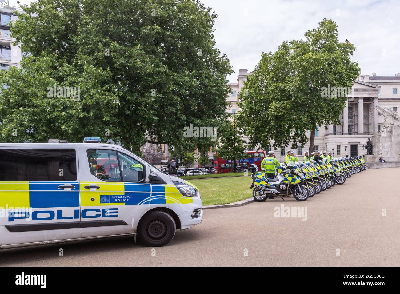 Lunga linea di motocicli della polizia e furgone della polizia Foto Stock