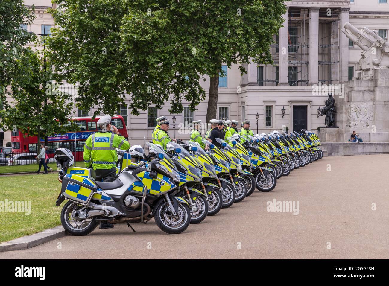 Lunga linea di motocicli della polizia Foto Stock