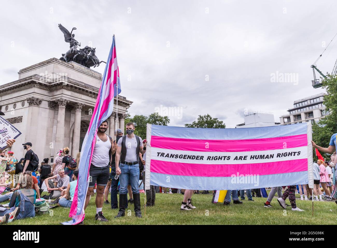 Grande tricolore davanti al Wellington Arch alla terza edizione del London Trans Pride Foto Stock