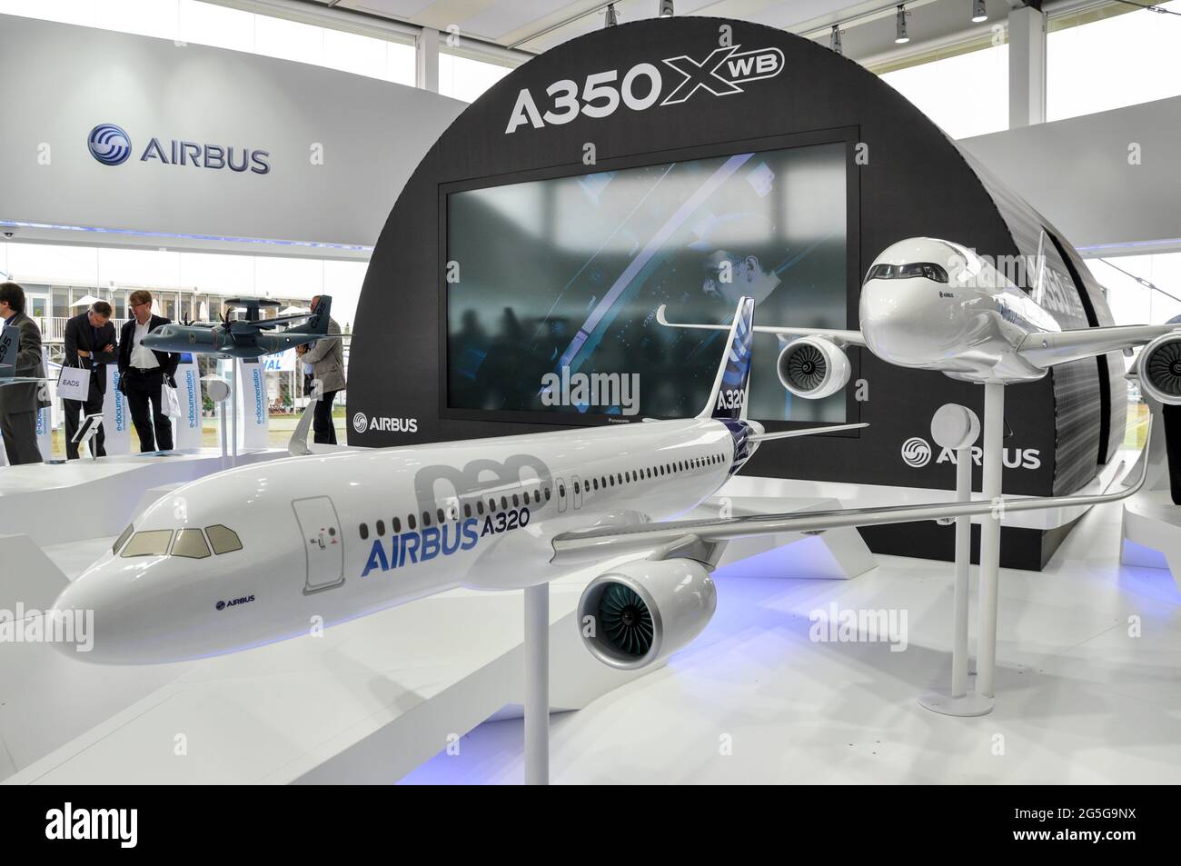 Vendita di chalet Airbus alla fiera di Farnborough International Airshow 2012, UK, con modelli di aereo di linea e sezione di A350 XWB. Industria aerospaziale Foto Stock