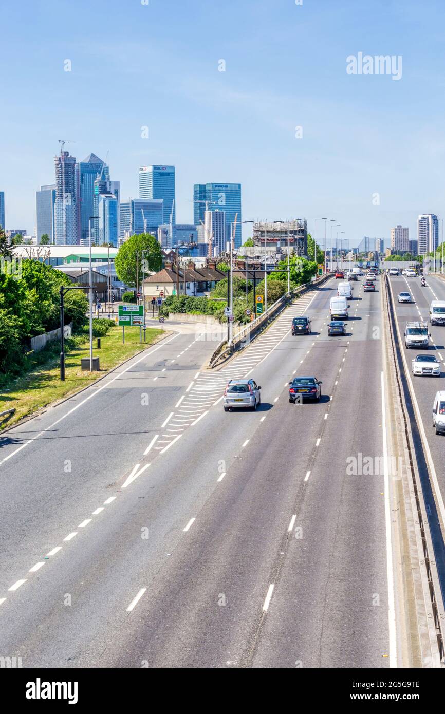 A102 Blackwall Tunnel approccio meridionale. Vista di N e tunnel , con sviluppo di Isle of Dogs a sinistra. Foto Stock