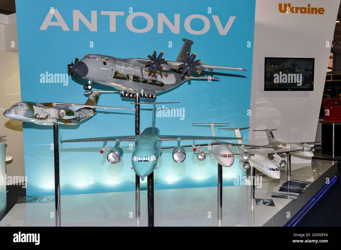Stand di Antonov alla fiera di Farnborough International Airshow 2012, UK, con modello di aereo da trasporto Antonov AN-70. Ucraina aerospaziale Foto Stock