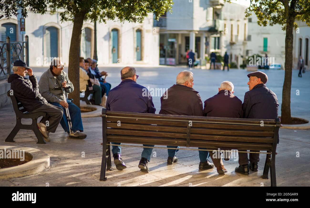 ALBEROBELLO, ITALIA - APRILE 20 2018 : uomini ad Alberobello. Foto Stock