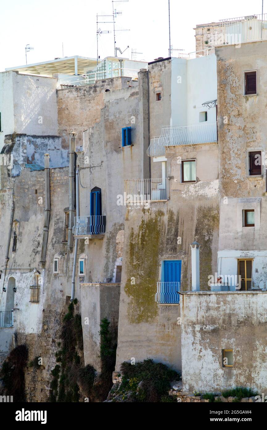 POLIGNANO A MARE, ITALIA - APRILE 21 2018 : Costa rocciosa a Polignano. Foto Stock