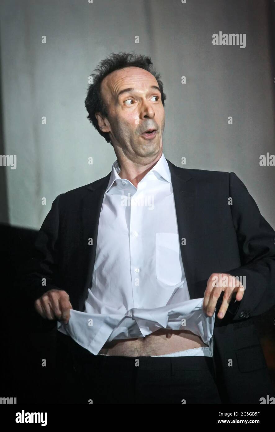 Attore italiano Roberto Benigni, gesti durante una cerimonia. Roma, Italia - Aprile 2011 Foto Stock