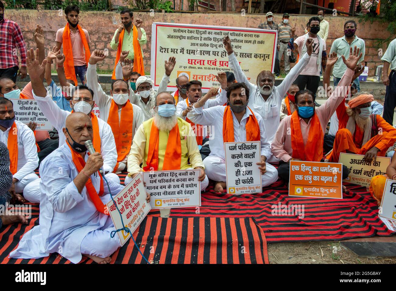 Nuova Delhi, India. 27 Giugno 2021. Jai Bhagwan Goyal Presidente Unito fronte indù e leader senior BJP insieme ad altri manifestanti cantano slogan e tengono cartelli durante la manifestazione a Nuova Delhi. Gli attivisti del fronte indù Uniti hanno una dharna fuori Hindu Maha Sabha Bhawan, Nuova Delhi, Chiedere al primo ministro indiano di fare una legge anti-conversione per tutto il paese. Credit: SOPA Images Limited/Alamy Live News Foto Stock