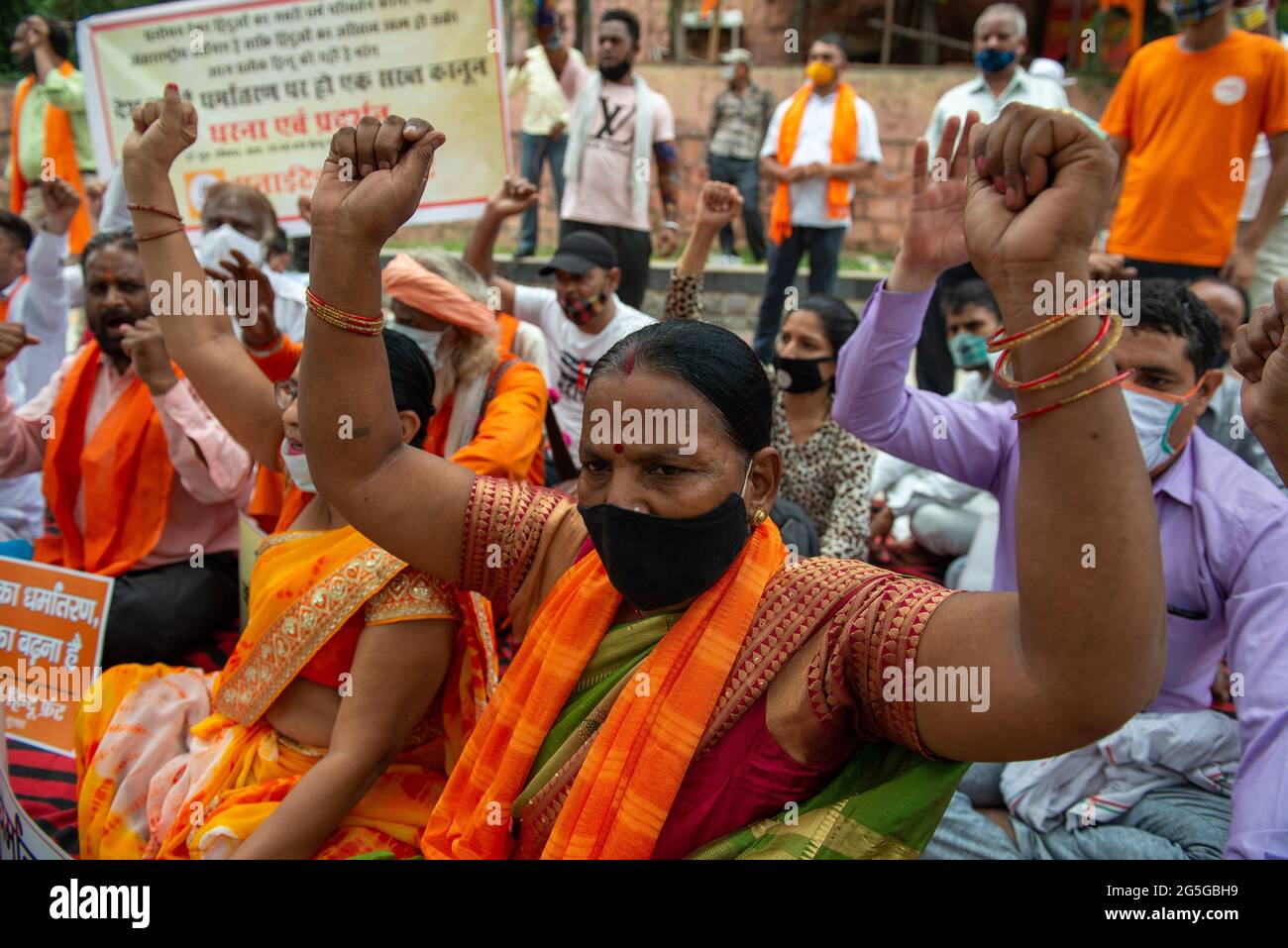 Nuova Delhi, India. 27 Giugno 2021. Gli attivisti del fronte indù Unito cantano slogan durante la manifestazione.gli attivisti del fronte indù Unito fanno una dharna fuori Hindu Maha Sabha Bhawan, Nuova Delhi, chiedendo al primo ministro dell'India di fare una legge anti-conversione per l'intero paese. (Foto di Pradeep Gaur/SOPA Images/Sipa USA) Credit: Sipa USA/Alamy Live News Foto Stock