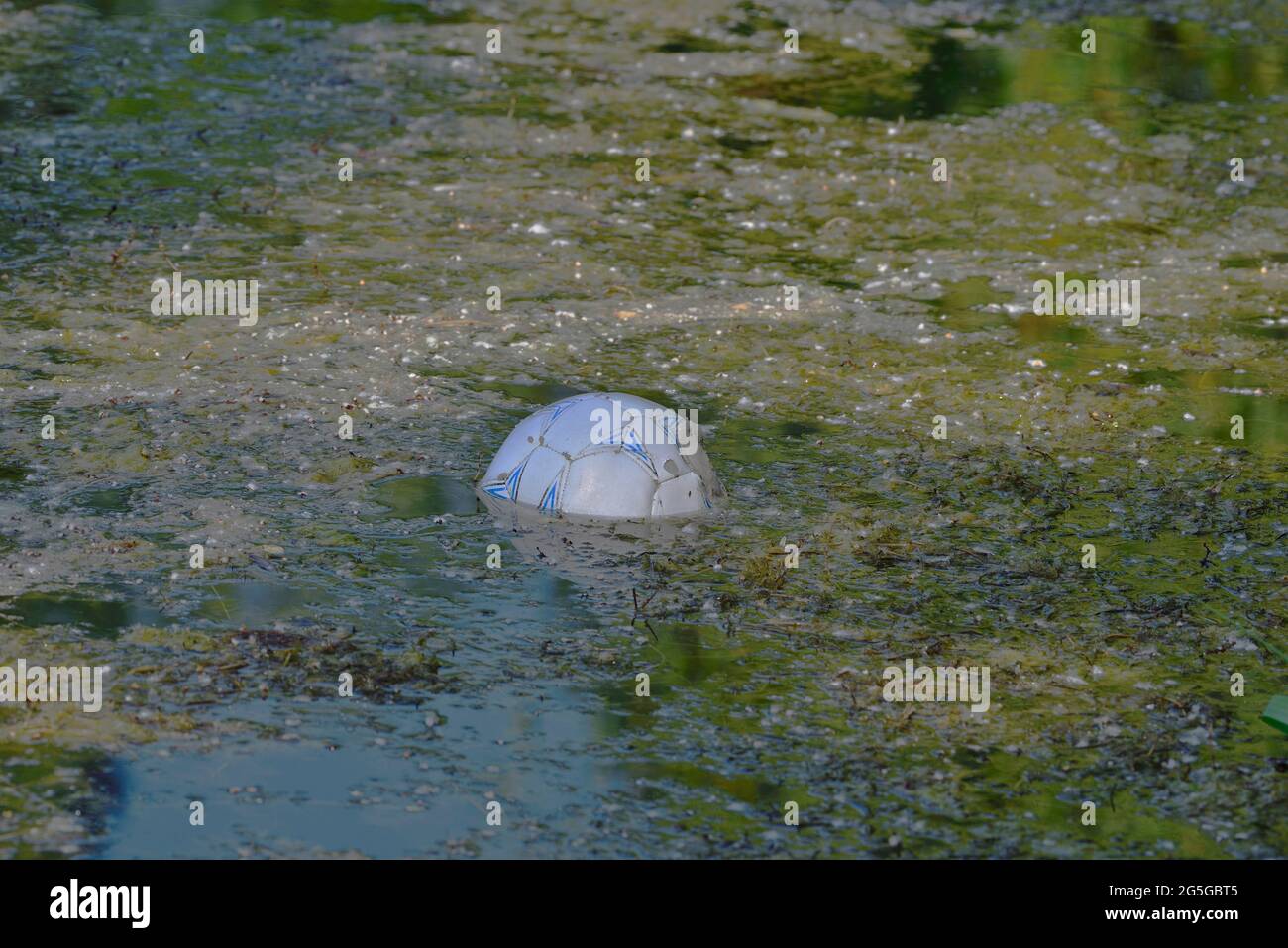 Scartato il calcio rotto in acqua Foto Stock