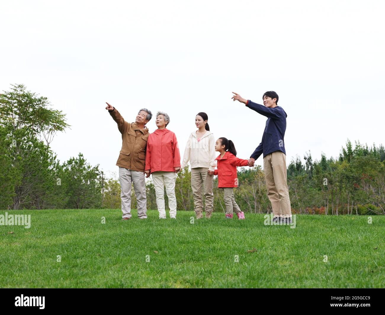 Felice famiglia di cinque persone che guarda il paesaggio nel parco foto di alta qualità Foto Stock