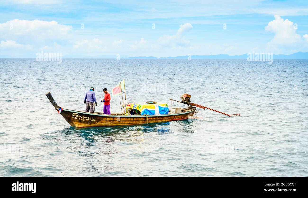 Krabi, Thailandia, 9 novembre 2017: Peschereccio tailandese a coda lunga nel Mare delle Andamane con isole all'orizzonte Foto Stock