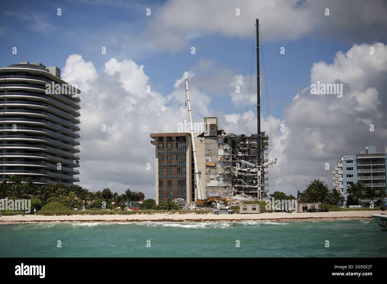 Una visione generale di un edificio residenziale parzialmente collassato mentre gli equipaggi di emergenza continuano le operazioni di ricerca e salvataggio per i sopravvissuti, a Surfside, vicino Miami Beach, Florida, USA 27 giugno, 2021. REUTERS/Marco bello Foto Stock