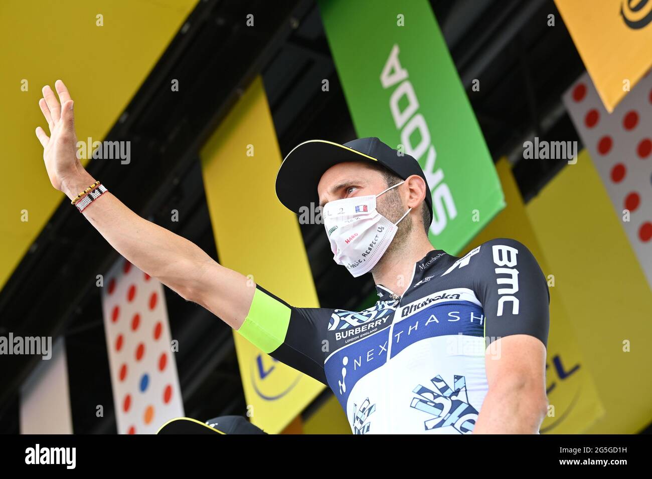 Tour de France 2021, fase 2 Perros-Guirec al Mur de Bretagne Guerledan. 27 Giugno 2021. Carlos Barbero indossa una maschera con 'Please Public RESPECT US' in reazione a uno spettatore che ha bussato un pilota dalla sua moto. Credit: Peter Goding/Alamy Live News Foto Stock