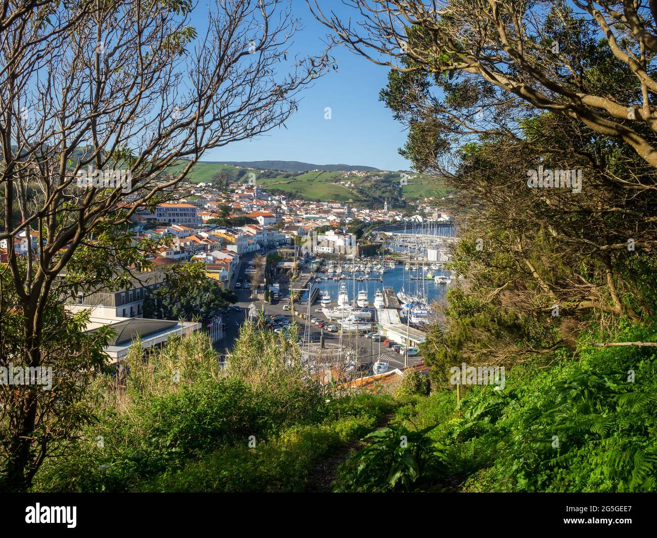 Città di Horta e porto turistico visto dal Monte Queimado Foto Stock